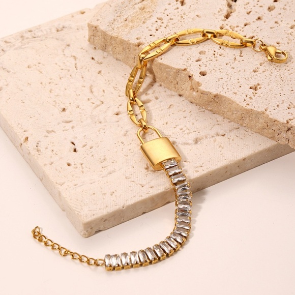 Elegant Gold lock Bracelet with Zirconia stones - Picture 1 of 3